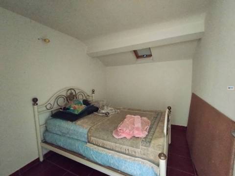 Edifício c/ 5 Apartamentos (3x T2 + 1 T3 + 1 T4) - Tortosendo