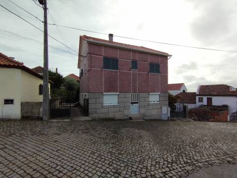 Edifício c/ Dois Apartamentos - T2 + T3 - Tortosendo