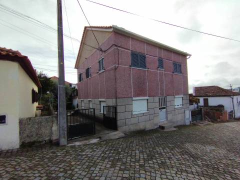 Edifício c/ Dois Apartamentos - T2 + T3 - Tortosendo