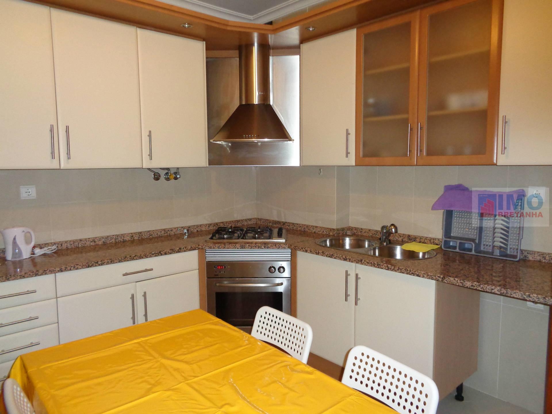 UM QUARTO DISPONÍVEL p/ Rapaz - T4 - Calçada Alta - UBI