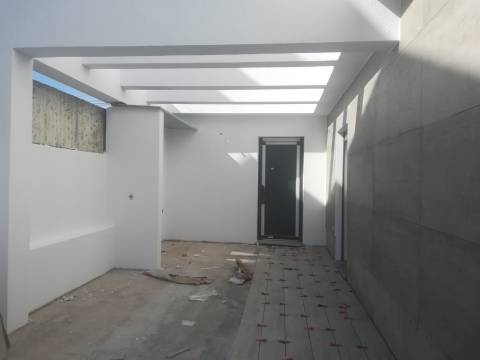 Moradia V4 c/ Piscina - NOVA - Redondos - Fernão Ferro