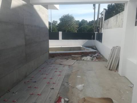 Moradia V4 c/ Piscina - NOVA - Redondos - Fernão Ferro