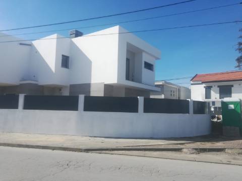 Moradia V4 - NOVA - c/ Piscina e Garagem -  Redondos - Fernão Ferro