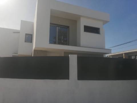 Moradia V4 - NOVA - c/ Piscina e Garagem -  Redondos - Fernão Ferro