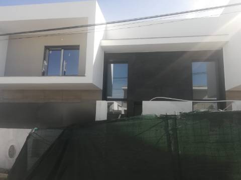 Moradia V4 - NOVA - c/ Piscina e Garagem -  Redondos - Fernão Ferro