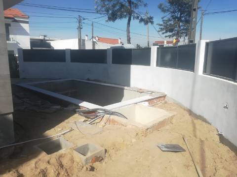 Moradia V4 - NOVA - c/ Piscina e Garagem -  Redondos - Fernão Ferro