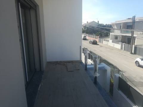 Moradia V4 - NOVA - c/ Piscina e Garagem -  Redondos - Fernão Ferro