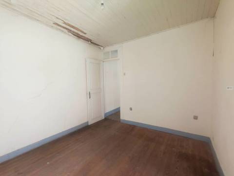 Moradia c/ Projeto Pré - Aprovado p/ 3 apartamentos - Teixoso