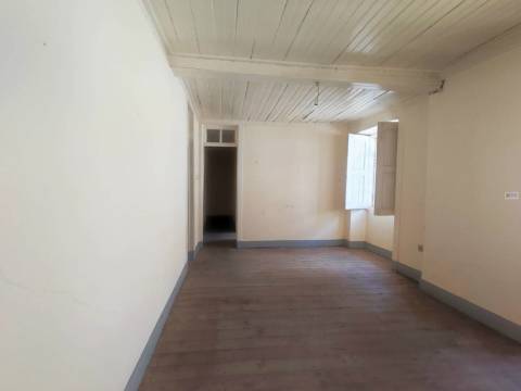 Moradia c/ Projeto Pré - Aprovado p/ 3 apartamentos - Teixoso