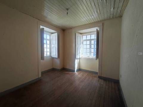 Moradia c/ Projeto Pré - Aprovado p/ 3 apartamentos - Teixoso