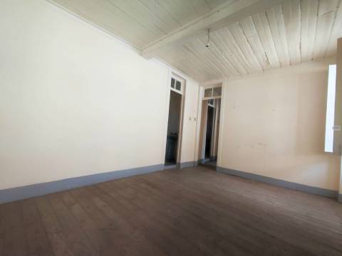 Moradia c/ Projeto Pré - Aprovado p/ 3 apartamentos - Teixoso