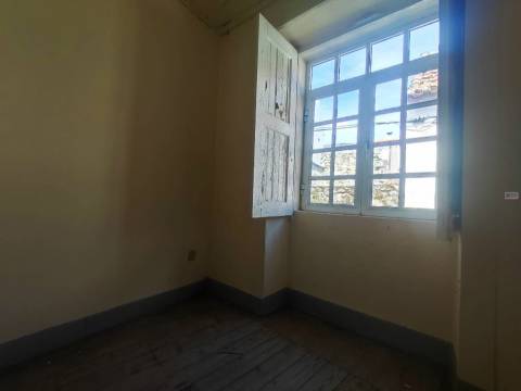 Moradia c/ Projeto Pré - Aprovado p/ 3 apartamentos - Teixoso