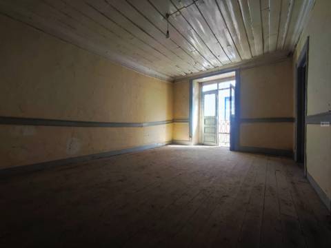 Moradia c/ Projeto Pré - Aprovado p/ 3 apartamentos - Teixoso