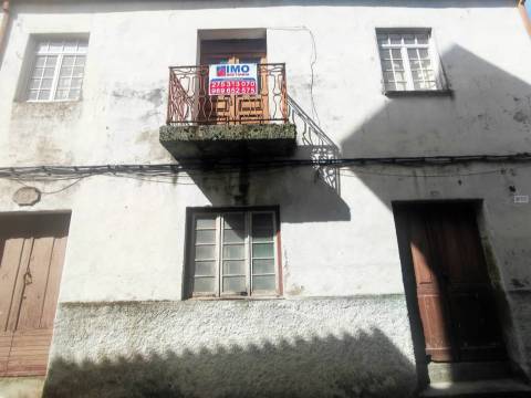 Moradia c/ Projeto Pré - Aprovado p/ 3 apartamentos - Teixoso