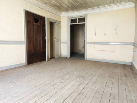 Moradia c/ Projeto Pré - Aprovado p/ 3 apartamentos - Teixoso