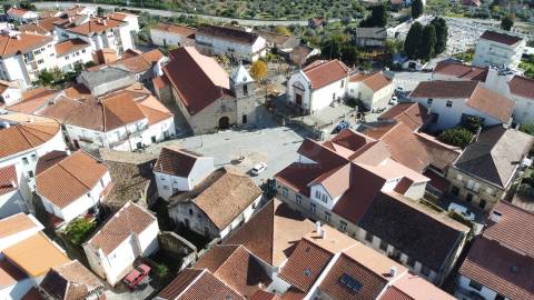 Moradia c/ Projeto Pré - Aprovado p/ 3 apartamentos - Teixoso