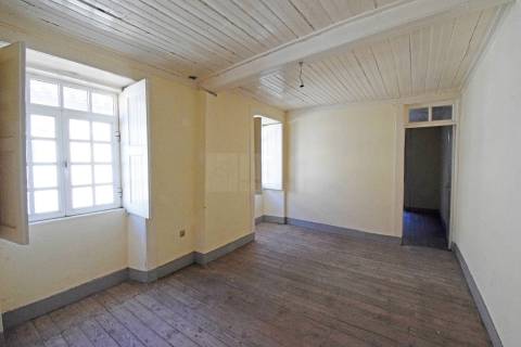 Moradia c/ Projeto Pré - Aprovado p/ 3 apartamentos - Teixoso