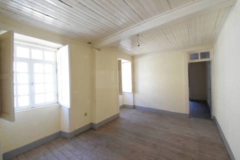 Moradia c/ Projeto Pré - Aprovado p/ 3 apartamentos - Teixoso