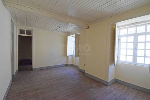 Moradia c/ Projeto Pré - Aprovado p/ 3 apartamentos - Teixoso