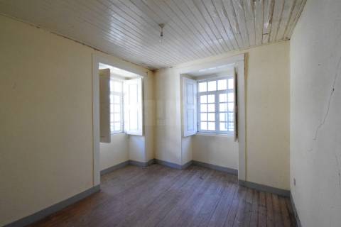 Moradia c/ Projeto Pré - Aprovado p/ 3 apartamentos - Teixoso