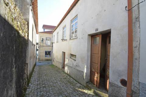 Moradia c/ Projeto Pré - Aprovado p/ 3 apartamentos - Teixoso