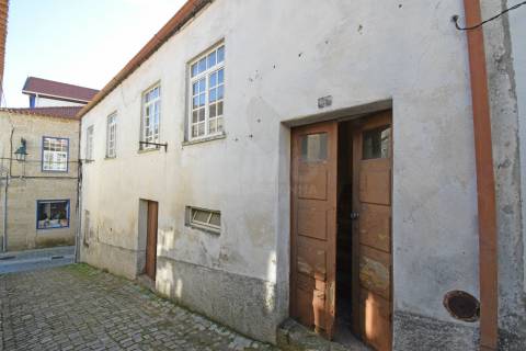 Moradia c/ Projeto Pré - Aprovado p/ 3 apartamentos - Teixoso