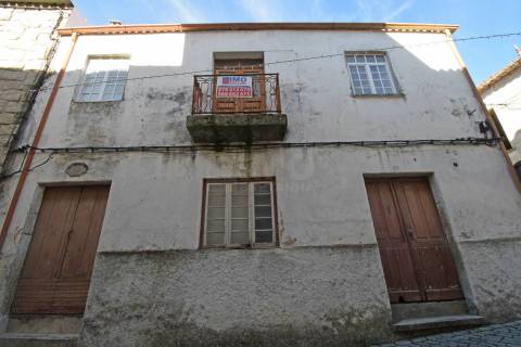 Moradia c/ Projeto Pré - Aprovado p/ 3 apartamentos - Teixoso