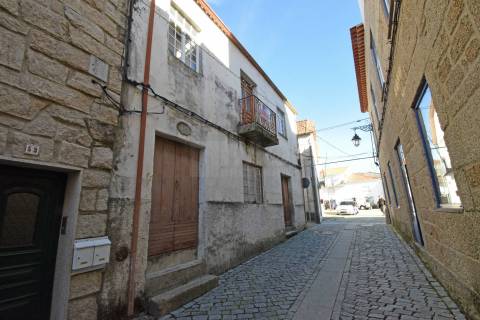 Moradia c/ Projeto Pré - Aprovado p/ 3 apartamentos - Teixoso