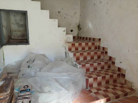 Moradia p/ Restaurar - Capinha - Fundão