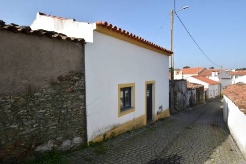 Moradia p/ Recuperar - Vila Ruivas