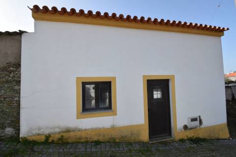 Moradia p/ Recuperar - Vila Ruivas