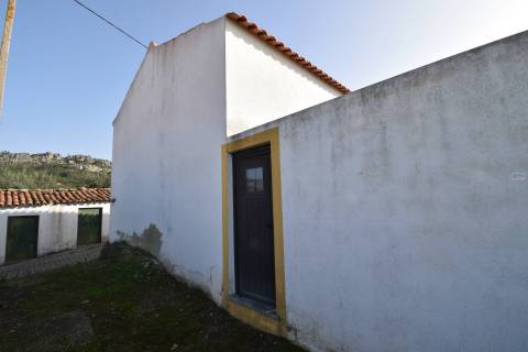 Moradia p/ Recuperar - Vila Ruivas