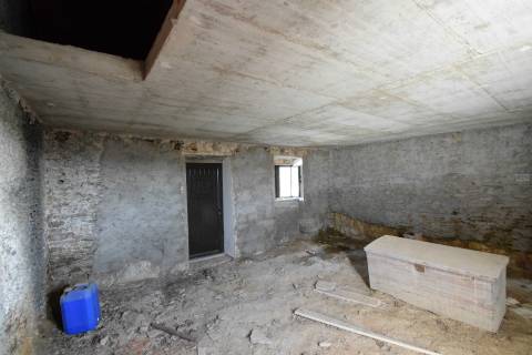 Moradia p/ Recuperar - Vila Ruivas