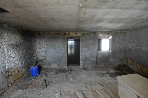 Moradia p/ Recuperar - Vila Ruivas