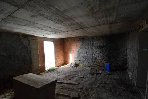 Moradia p/ Recuperar - Vila Ruivas