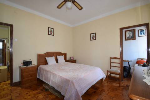 Moradia V2 c/ Comércio - Vila de Caria