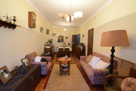 Moradia V2 c/ Comércio - Vila de Caria