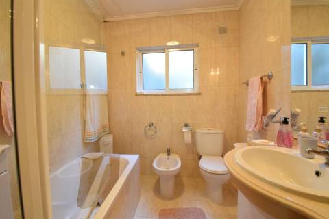 Moradia V2 c/ Comércio - Vila de Caria