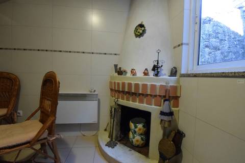 Moradia V2 c/ Comércio - Vila de Caria