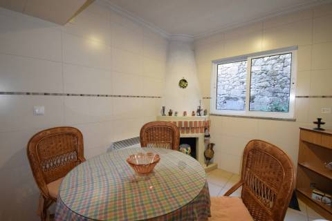 Moradia V2 c/ Comércio - Vila de Caria