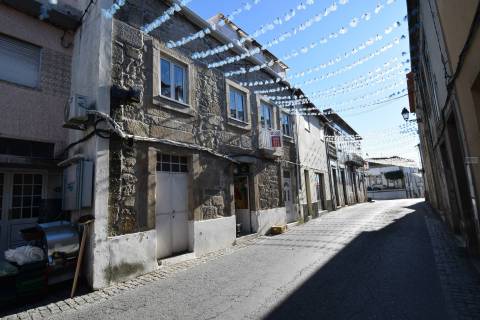 Moradia V2 c/ Comércio - Vila de Caria