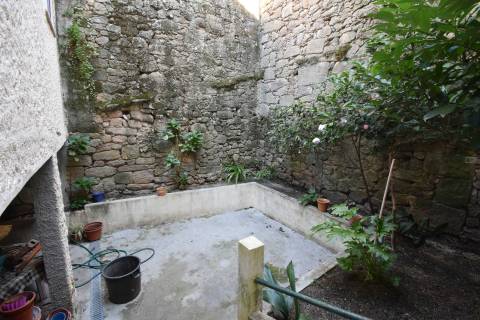 Moradia V2 c/ Comércio - Vila de Caria