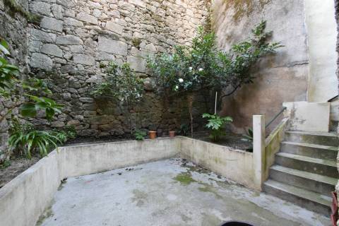 Moradia V2 c/ Comércio - Vila de Caria