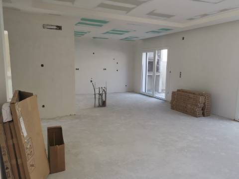 Moradia V4 c/ Garagem - Qtª Laranjeiras - Fernão Ferro