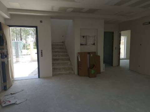 Moradia V4 c/ Garagem - Qtª Laranjeiras - Fernão Ferro