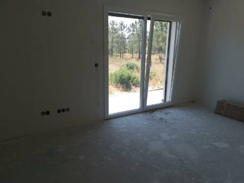 Moradia V4 c/ Garagem - Qtª Laranjeiras - Fernão Ferro