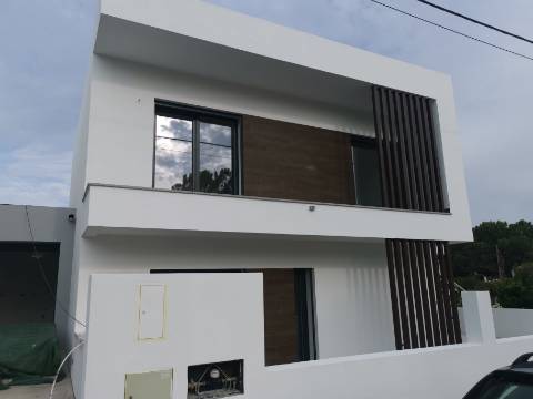 Moradia V4 c/ Garagem - Qtª Laranjeiras - Fernão Ferro