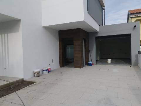 Moradia V4 c/ Garagem - Qtª Laranjeiras - Fernão Ferro