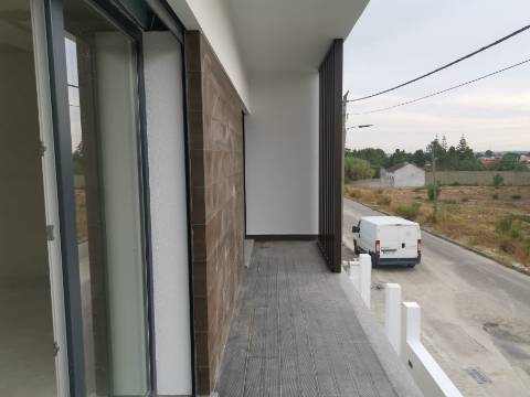 Moradia V4 c/ Garagem - Qtª Laranjeiras - Fernão Ferro