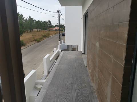 Moradia V4 c/ Garagem - Qtª Laranjeiras - Fernão Ferro